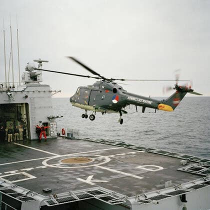 The M-Fregat Hr.Ms. Karel Doorman (1991-) in 1993 with a Westland Lynx H-14 helicopter (1979-) above the flight deck. Copyright: xpiemagsx nedmil060421-13987 !ACHTUNG AUFNAHMEDATUM GESCHÄTZT!