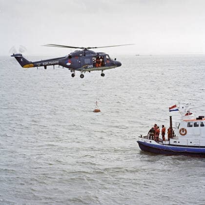 A Westland SH-14D Navy Lynx Helicopter (1979-) performs a joint action with lifeboats. Copyright: xpiemagsx nedmil060421-19799 !ACHTUNG AUFNAHMEDATUM GESCHÄTZT!