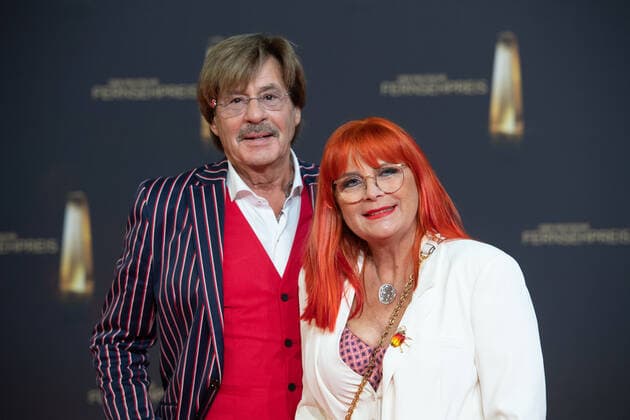 Joerg DRAEGER, Moderator, Begleiterin nicht identifiziert Roter Teppich, Red Carpet Show, Ankunft, arrival, Verleihung des Deutschen Fernsehpreises, Die Nacht der Kreativen - Der Deutsche Fernsehpreis 2022, Deutscher Fernsehpreis 2022 in Koeln, am 14.09.2022.