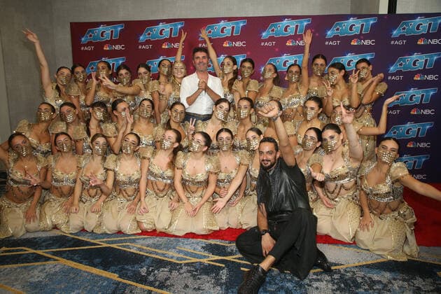 PASADENA, CA - SEPTEMBER 14: Simon Cowell and winner s Mayyas at AmericaÕs Got Talent Season 17 Live Show finale week at the Sheraton Pasadena Hotel on September 14, 2022 in Pasadena, California. Copyright: xFayexSadoux