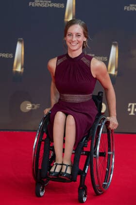 Anna SCHAFFELHUBER, Monoskibob, Roter Teppich, Red Carpet Show, Ankunft, arrival, Verleihung des Deutschen Fernsehpreises, Der Deutsche Fernsehpreis 2022, Deutscher Fernsehpreis 2022 in Koeln, am 14.09.2022.