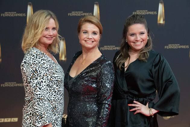 v.l Sabine, Annette und Caroline FRIER, Roter Teppich, Red Carpet Show, Ankunft, arrival, Verleihung des Deutschen Fernsehpreises, Der Deutsche Fernsehpreis 2022, Deutscher Fernsehpreis 2022 in Koeln, am 14.09.2022.