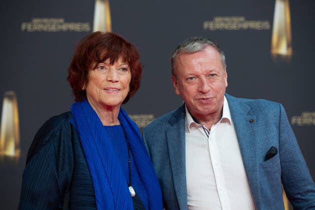 Regina ZIEGLER, Produzentin, Begleiter nicht identifiziert Roter Teppich, Red Carpet Show, Ankunft, arrival, Verleihung des Deutschen Fernsehpreises, Der Deutsche Fernsehpreis 2022, Deutscher Fernsehpreis 2022 in Koeln, am 14.09.2022.