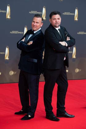 Tim RAUE, Koch, Tim MAELZER, Koch, Roter Teppich, Red Carpet Show, Ankunft, arrival, Verleihung des Deutschen Fernsehpreises, Der Deutsche Fernsehpreis 2022, Deutscher Fernsehpreis 2022 in Koeln, am 14.09.2022.