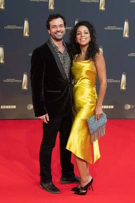 Kai SCHUMANN, Schauspieler, und Marva SCHREIBER Roter Teppich, Red Carpet Show, Ankunft, arrival, Verleihung des Deutschen Fernsehpreises, Der Deutsche Fernsehpreis 2022, Deutscher Fernsehpreis 2022 in Koeln, am 14.09.2022.