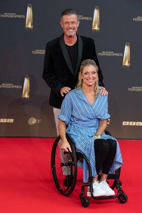 Michael ANTWERPES, Moderator, Kirsten BRUHN, Para-Schwimmerin, Roter Teppich, Red Carpet Show, Ankunft, arrival, Verleihung des Deutschen Fernsehpreises, Der Deutsche Fernsehpreis 2022, Deutscher Fernsehpreis 2022 in Koeln, am 14.09.2022.