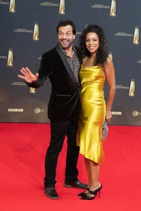 Kai SCHUMANN, Schauspieler, und Marva SCHREIBER Roter Teppich, Red Carpet Show, Ankunft, arrival, Verleihung des Deutschen Fernsehpreises, Der Deutsche Fernsehpreis 2022, Deutscher Fernsehpreis 2022 in Koeln, am 14.09.2022.