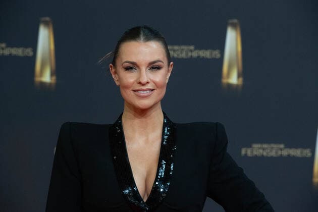 Laura WONTORRA, Moderatorin, Roter Teppich, Red Carpet Show, Ankunft, arrival, Verleihung des Deutschen Fernsehpreises, Der Deutsche Fernsehpreis 2022, Deutscher Fernsehpreis 2022 in Koeln, am 14.09.2022.