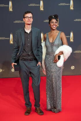 Matthias PETSCHE, Begleiterin nicht identifiziert Roter Teppich, Red Carpet Show, Ankunft, arrival, Verleihung des Deutschen Fernsehpreises, Der Deutsche Fernsehpreis 2022, Deutscher Fernsehpreis 2022 in Koeln, am 14.09.2022.