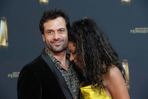 Kai SCHUMANN, Schauspieler, und Marva SCHREIBER Roter Teppich, Red Carpet Show, Ankunft, arrival, Verleihung des Deutschen Fernsehpreises, Der Deutsche Fernsehpreis 2022, Deutscher Fernsehpreis 2022 in Koeln, am 14.09.2022.