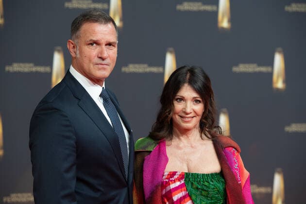 Iris BERBEN, Schauspielerin, und Partner Heiko KIESOW, Roter Teppich, Red Carpet Show, Ankunft, arrival, Verleihung des Deutschen Fernsehpreises, Der Deutsche Fernsehpreis 2022, Deutscher Fernsehpreis 2022 in Koeln, am 14.09.2022.