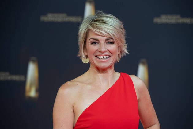 Sabine HEINRICH, Moderatorin, Roter Teppich, Red Carpet Show, Ankunft, arrival, Verleihung des Deutschen Fernsehpreises, Der Deutsche Fernsehpreis 2022, Deutscher Fernsehpreis 2022 in Koeln, am 14.09.2022.