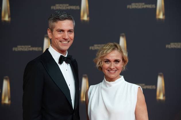 Ingo ZAMPERONI, Moderator, Caren MIOSGA, Moderatorin, Roter Teppich, Red Carpet Show, Ankunft, arrival, Verleihung des Deutschen Fernsehpreises, Der Deutsche Fernsehpreis 2022, Deutscher Fernsehpreis 2022 in Koeln, am 14.09.2022.
