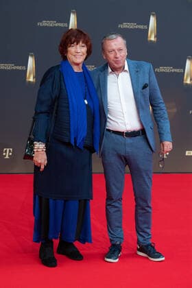 Regina ZIEGLER, Produzentin, Begleiter nicht identifiziert Roter Teppich, Red Carpet Show, Ankunft, arrival, Verleihung des Deutschen Fernsehpreises, Der Deutsche Fernsehpreis 2022, Deutscher Fernsehpreis 2022 in Koeln, am 14.09.2022.
