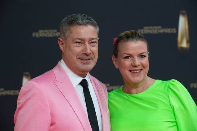Mirja BOES, Schauspielerrin, Joachim LLAMBI, Moderator, Roter Teppich, Red Carpet Show, Ankunft, arrival, Verleihung des Deutschen Fernsehpreises, Der Deutsche Fernsehpreis 2022, Deutscher Fernsehpreis 2022 in Koeln, am 14.09.2022.