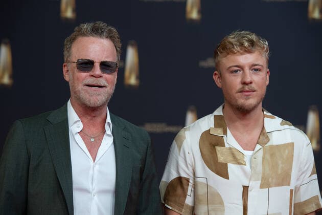 Jenke von WILMSDORFF, mit Sohn JANIK; Roter Teppich, Red Carpet Show, Ankunft, arrival, Verleihung des Deutschen Fernsehpreises, Der Deutsche Fernsehpreis 2022, Deutscher Fernsehpreis 2022 in Koeln, am 14.09.2022.
