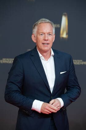 Johannes B. KERNER, Moderator, Roter Teppich, Red Carpet Show, Ankunft, arrival, Verleihung des Deutschen Fernsehpreises, Der Deutsche Fernsehpreis 2022, Deutscher Fernsehpreis 2022 in Koeln, am 14.09.2022.