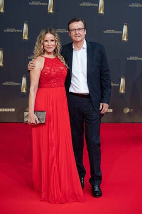 Hans MAHR und Katja BURKHARDT, Roter Teppich, Red Carpet Show, Ankunft, arrival, Verleihung des Deutschen Fernsehpreises, Die Nacht der Kreativen - Der Deutsche Fernsehpreis 2022, Deutscher Fernsehpreis 2022 in Koeln, am 14.09.2022.