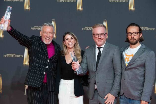 Das Team von LOL - Last One Laughing erhaelt den Deutschen Fernsehpreis in der Kategorie Beste Comedy Late Night, Verleihung des Deutschen Fernsehpreises, Der Deutsche Fernsehpreis 2022, Deutscher Fernsehpreis 2022 in Koeln, am 14.09.2022.