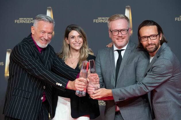 Das Team von LOL - Last One Laughing erhaelt den Deutschen Fernsehpreis in der Kategorie Beste Comedy Late Night, Verleihung des Deutschen Fernsehpreises, Der Deutsche Fernsehpreis 2022, Deutscher Fernsehpreis 2022 in Koeln, am 14.09.2022.