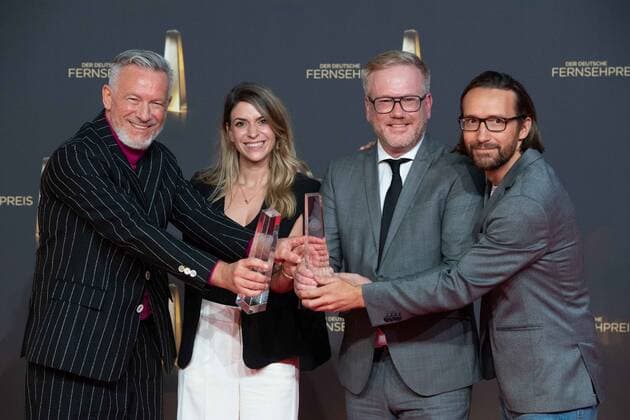 Das Team von LOL - Last One Laughing erhaelt den Deutschen Fernsehpreis in der Kategorie Beste Comedy Late Night, Verleihung des Deutschen Fernsehpreises, Der Deutsche Fernsehpreis 2022, Deutscher Fernsehpreis 2022 in Koeln, am 14.09.2022.