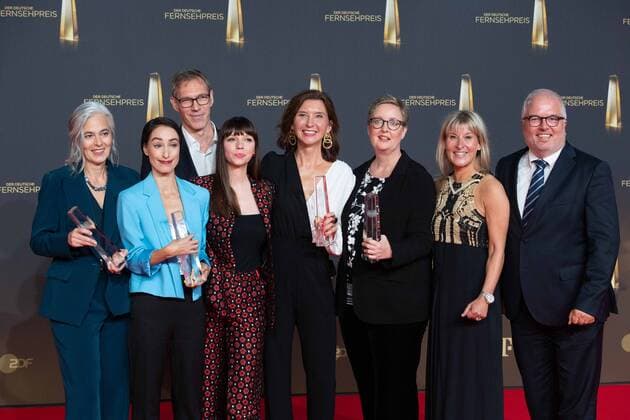 Das Team von KULTURZEIT erhaelt den Deutschen Fernsehpreis in der Kategorie Beste Information, Verleihung des Deutschen Fernsehpreises, Der Deutsche Fernsehpreis 2022, Deutscher Fernsehpreis 2022 in Koeln, am 14.09.2022.