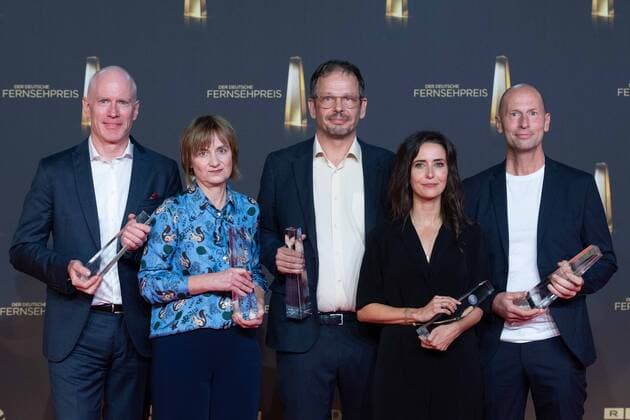 Das Team der Dokumentation ,,Wie Gott uns schuf,, erhalten den Deutschen Fernsehpreis in der Kategorie Beste Dokumentation Reportage, Verleihung des Deutschen Fernsehpreises, Der Deutsche Fernsehpreis 2022, Deutscher Fernsehpreis 2022 in Koeln, am 14.09.2022.