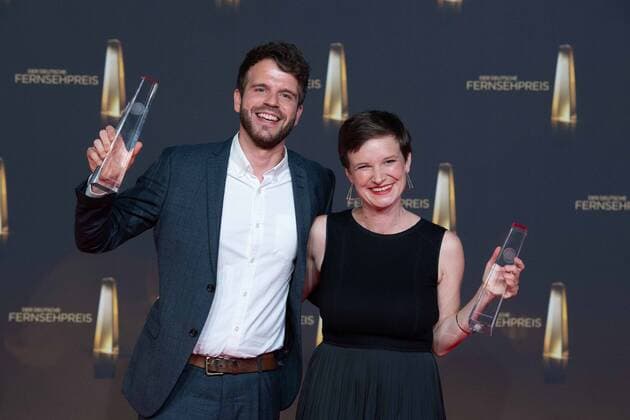 Katharina SCHIELE und Lucas STRATMANN erhalten den Deutschen Fernsehpreis erhalten den Deutschen Fernsehpreis in der Kategorie Beste Kamera Information Verleihung des Deutschen Fernsehpreises, Der Deutsche Fernsehpreis 2022, Deutscher Fernsehpreis 2022 in Koeln, am 14.09.2022.