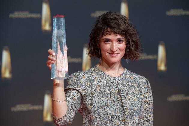 Friederike BECHT, Schauspielerin, erhaelt den Deutschen Fernsehpreis als beste Schauspielerin, Verleihung des Deutschen Fernsehpreises, Der Deutsche Fernsehpreis 2022, Deutscher Fernsehpreis 2022 in Koeln, am 14.09.2022.
