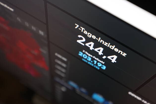 Dashboard des RKI, die 7-Tage-Inzidenz liegt nun bei 244,4 7-Tage-Inzidenz, Dashboard des RKI auf einem Monitor am 15.09.2022 in Siegen Deutschland.