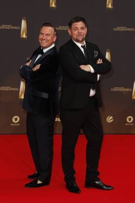 Der Deutsche Fernsehpreis 2021 Tim Raue und Tim Mälzer auf dem roten Teppich bei der Verleihung Der Deutsche Fernsehpreis Die TV-Highlights des Jahres am 14. September in den MMC Studios Köln. Copyright: xEventpressxGolejewskix
