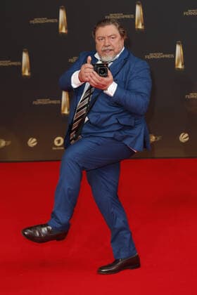 Der Deutsche Fernsehpreis 2021 Armin Rohde mit seiner Leica auf dem roten Teppich bei der Verleihung Der Deutsche Fernsehpreis Die TV-Highlights des Jahres am 14. September in den MMC Studios Köln. Copyright: xEventpressxGolejewskix