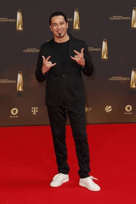 Der Deutsche Fernsehpreis 2021 Bülent Ceylan auf dem roten Teppich bei der Verleihung Der Deutsche Fernsehpreis Die TV-Highlights des Jahres am 14. September in den MMC Studios Köln. Copyright: xEventpressxGolejewskix