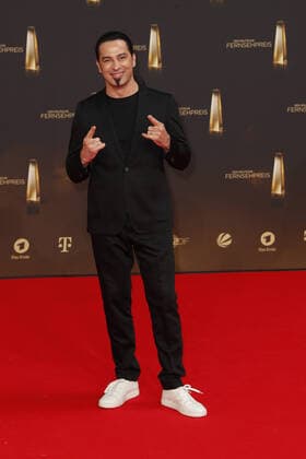 Der Deutsche Fernsehpreis 2021 Bülent Ceylan auf dem roten Teppich bei der Verleihung Der Deutsche Fernsehpreis Die TV-Highlights des Jahres am 14. September in den MMC Studios Köln. Copyright: xEventpressxGolejewskix