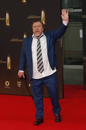Der Deutsche Fernsehpreis 2021 Armin Rohde mit seiner Leica auf dem roten Teppich bei der Verleihung Der Deutsche Fernsehpreis Die TV-Highlights des Jahres am 14. September in den MMC Studios Köln. Copyright: xEventpressxGolejewskix