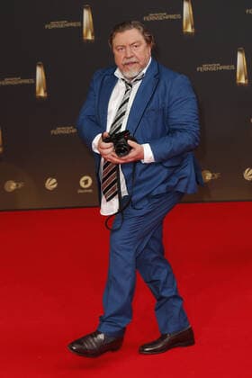 Der Deutsche Fernsehpreis 2021 Armin Rohde mit seiner Leica auf dem roten Teppich bei der Verleihung Der Deutsche Fernsehpreis Die TV-Highlights des Jahres am 14. September in den MMC Studios Köln. Copyright: xEventpressxGolejewskix