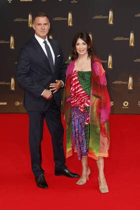 Der Deutsche Fernsehpreis 2021 Iris Berben mit Freund Heiko Kiesow auf dem roten Teppich bei der Verleihung Der Deutsche Fernsehpreis Die TV-Highlights des Jahres am 14. September in den MMC Studios Köln. Copyright: xEventpressxGolejewskix