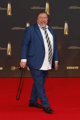 Der Deutsche Fernsehpreis 2021 Armin Rohde mit seiner Leica auf dem roten Teppich bei der Verleihung Der Deutsche Fernsehpreis Die TV-Highlights des Jahres am 14. September in den MMC Studios Köln. Copyright: xEventpressxGolejewskix