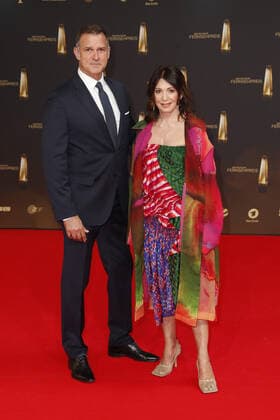 Der Deutsche Fernsehpreis 2021 Iris Berben mit Freund Heiko Kiesow auf dem roten Teppich bei der Verleihung Der Deutsche Fernsehpreis Die TV-Highlights des Jahres am 14. September in den MMC Studios Köln. Copyright: xEventpressxGolejewskix
