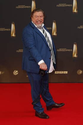 Der Deutsche Fernsehpreis 2021 Armin Rohde mit seiner Leica auf dem roten Teppich bei der Verleihung Der Deutsche Fernsehpreis Die TV-Highlights des Jahres am 14. September in den MMC Studios Köln. Copyright: xEventpressxGolejewskix