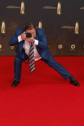 Der Deutsche Fernsehpreis 2021 Armin Rohde mit seiner Leica auf dem roten Teppich bei der Verleihung Der Deutsche Fernsehpreis Die TV-Highlights des Jahres am 14. September in den MMC Studios Köln. Copyright: xEventpressxGolejewskix