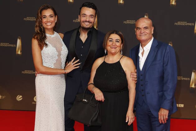 Der Deutsche Fernsehpreis 2021 Jana-Ina Zarrella, Giovanni Zarrella, Bruno Zarrella mit Frau Clementine Zarrella auf dem roten Teppich bei der Verleihung Der Deutsche Fernsehpreis Die TV-Highlights des Jahres am 14. September in den MMC Studios Köln. Copyright: xEventpressxGolejewskix