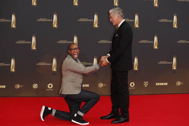Der Deutsche Fernsehpreis 2021 Amiaz Habtu und Walter Sittler auf dem roten Teppich bei der Verleihung Der Deutsche Fernsehpreis Die TV-Highlights des Jahres am 14. September in den MMC Studios Köln. Copyright: xEventpressxGolejewskix