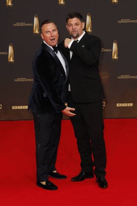 Der Deutsche Fernsehpreis 2021 Tim Raue und Tim Mälzer auf dem roten Teppich bei der Verleihung Der Deutsche Fernsehpreis Die TV-Highlights des Jahres am 14. September in den MMC Studios Köln. Copyright: xEventpressxGolejewskix