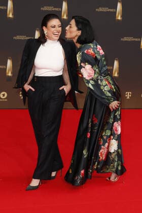 Der Deutsche Fernsehpreis 2021 Tahnee Schaffarczyk (Stand Up Comedian) und Mimi Fiedler auf dem roten Teppich bei der Verleihung Der Deutsche Fernsehpreis Die TV-Highlights des Jahres am 14. September in den MMC Studios Köln. Copyright: xEventpressxGolejewskix