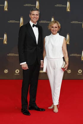 Der Deutsche Fernsehpreis 2021 Ingo Zamporonis, Caren Miosga (Moderatorin) auf dem roten Teppich bei der Verleihung Der Deutsche Fernsehpreis Die TV-Highlights des Jahres am 14. September in den MMC Studios Köln. Copyright: xEventpressxGolejewskix