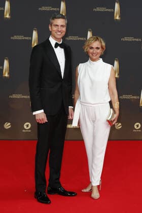 Der Deutsche Fernsehpreis 2021 Ingo Zamporonis, Caren Miosga (Moderatorin) auf dem roten Teppich bei der Verleihung Der Deutsche Fernsehpreis Die TV-Highlights des Jahres am 14. September in den MMC Studios Köln. Copyright: xEventpressxGolejewskix