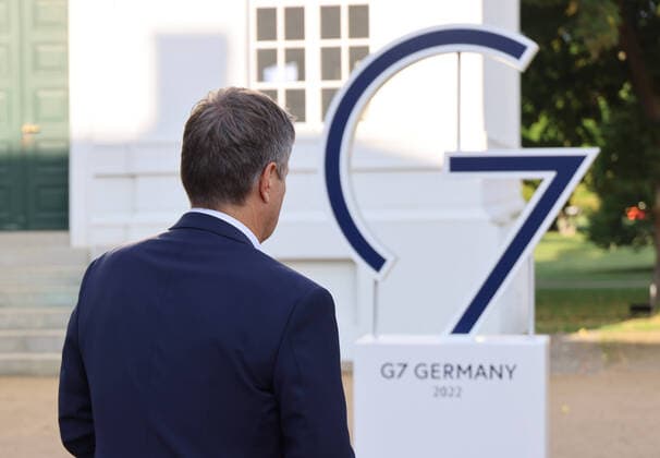News Bilder des Tages G 7 Praesidentschaft Robert Habeck 15.09.2022, Germany, Neuhardenberg, Schloss Neuhardenberg, Treffen der G 7 Handels und Wirtschaftsminister Robert Habeck Habeck und G 7 Symbol begruesst seine Amtkollegen, , Ganzfigur ,roter Teppich, Haende von Habeck, Portrait, Halbfigur(c) Berlin, EUID DEF1103R.HRB123335B Neuhardenberg Brandenburg Germany *** G 7 Presidency Robert Habeck 15 09 2022, Germany, Neuhardenberg, Neuhardenberg Castle, Meeting of G 7 Trade and Economic Minister Robert Habeck Habeck and