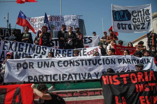September 14, 2022, Valparaiso, Chile: Students from different organizations display protest banners during a student demonstration. High school and University students call for a demonstration in Valparaiso demanding a better quality education and a new constitution. Valparaiso Chile - ZUMAs197 20220914_zaa_s197_612 Copyright: xCristobalxBasaurexArayax