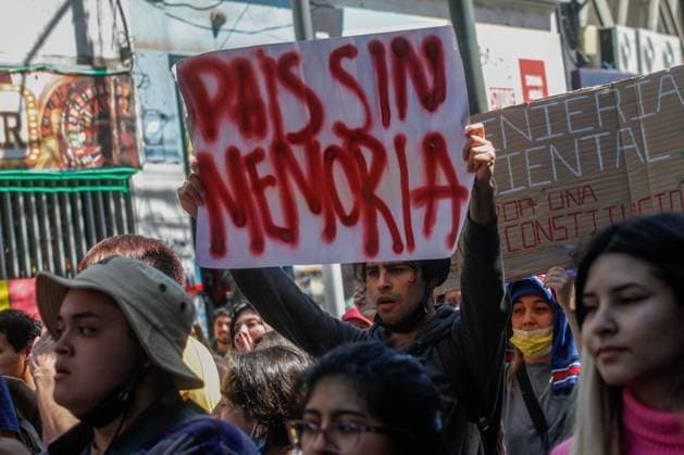 September 14, 2022, Valparaiso, Chile: A student protester carries a placard that reads Country without memory during the demonstration. High school and University students call for a demonstration in Valparaiso demanding a better quality education and a new constitution. Valparaiso Chile - ZUMAs197 20220914_zaa_s197_617 Copyright: xCristobalxBasaurexArayax